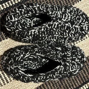 Handmade crochet slippers (it could be any other color just tell me which one!)